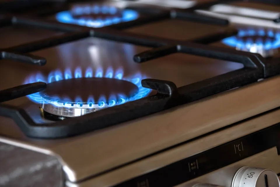 Blue gas flames on a burner ring
